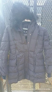 Chaqueta acolchada Nautica para mujer capucha de piel bolsillos multimedia, resistente al agua negra - Imagen 1 de 4