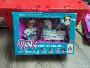 Heart Family Visits Disneyland Topolino Paperino Barca Nuovo con scatola Nuovo con scatola Disney Vintage - Foto 1 di 24