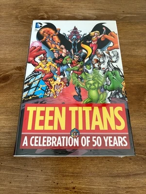 Libro de historietas de tapa dura de los 50 años de Teen Titans novela gráfica de DC 5 J352 Foto 1 de 2