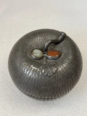 Antigua caja con forma de fruta de manzana de peltre chino Qing con incrustaciones de piedras Foto 1 de 4