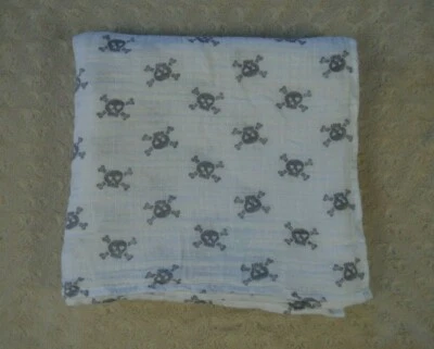 Aden + Anais 灰色头骨和十字骨婴儿襁褓毯白色薄纱棉 — 第 1/4 张图片