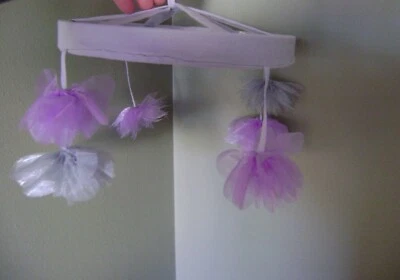 Cuna móvil Pottery Barn niños organza flor lavanda (sin caja de música) Foto 1 de 3