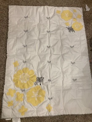 Edredón de cuna bordado Pottery Barn Kids Sadie cordero flores amarillas Foto 1 de 4