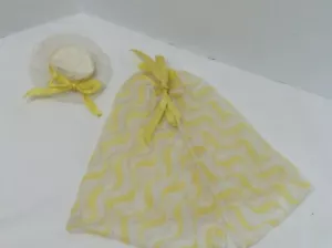 ROPA DE MUÑECA BARBIE BONITA CAMBIOS 1978 FALDA Y SOMBRERO AMARILLO BLANCO  - Imagen 1 de 4