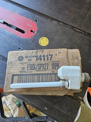 Lámpara fluorescente GE con reemplazos de bombilla Foto 1 de 2