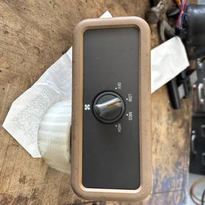 1995-1998 CHEVY TAHOE SUBURBAN GMC YUKON REAR OVERHEAD FAN SPEED CONTROLTAN  - Picture 1 of 12