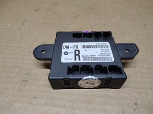 MÓDULO DE CONTROL DE PUERTA LATERAL DEL PASAJERO DELANTERO CHRYSLER 200 JEEP CHEROKEE 68111320AG - Imagen 1 de 5