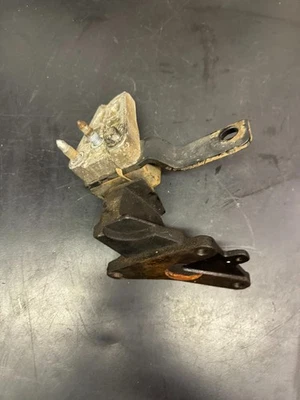 2004-2006 Kia Spectra Mount Bracket - Изображение 1 из 4