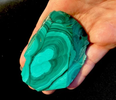 Natürlicher Malachit 110-130g Intensives Grün Polierter Rohsten Sammlerstück TOP - Bild 1 von 4