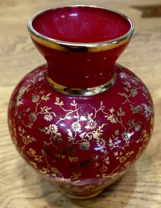 Vintage kleine Vase aus rotem Glas und vergoldet sehr verziert - Bild 1 von 4