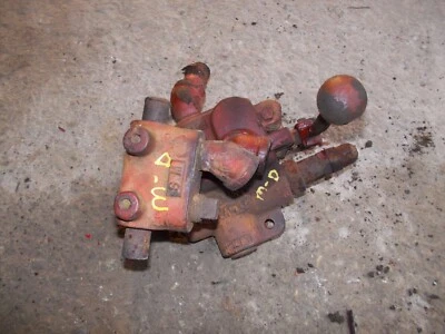 Farmall M Diesel MD IH tractor ORIGINAL control de válvula hidráulica externa con palanca Foto 1 de 4
