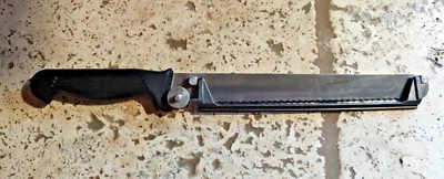 CUCHILLO DE CORTE DENTADO AJUSTABLE MONTANA INOX, ITALIA HOJA DE 10 PULGADAS Foto 1 de 4