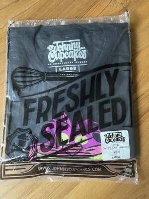 Johnny Cupcakes GRINNING CAT CROSSBONES (Cheshire Cat) brillan en la oscuridad Foto 1 de 3