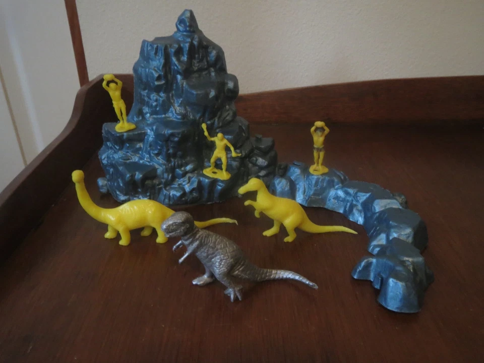 MPC Terreno prehistórico vintage, dinosaurios y hombres de las cavernas Foto 1 de 1