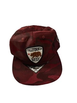 Sombrero camuflado satinado rojo espalda a presión escudo California Republic Foto 1 de 3