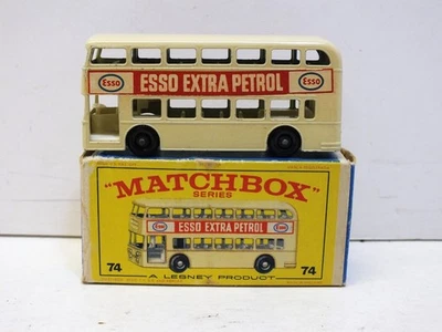 LESNEY MATCHBOX NO74 LONDRES DAIMLER BUS ESSO EXTRA BPW EXCELENTE CAIXA (L467) - Imagem 1 de 4