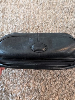 Bolso de Aseo de Viaje de Cuero Fossil para Hombre Negro Guijarro Multi Cremallera Compartimentos Foto 1 de 4