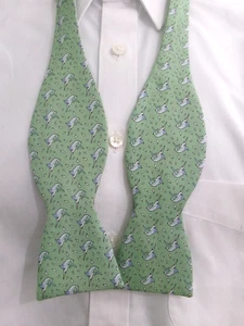 VINEYARD VINES   🔥 GREEN, WHITE & BLUE  / SHARK PRINT /  SILK BOW TIE - Picture 1 of 7