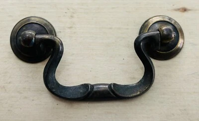 Чиппендейл винтажный антикварный ящик для фурнитуры поручень латунь лебединый гриф 3 дюйма в центре - Изображение 1 из 4