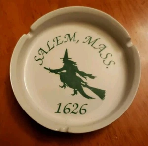 Salem, Mass. Cenicero de recuerdo 1626 artículos de cerámica Linyl bruja en una escoba - Imagen 1 de 4