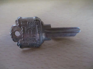 Clip de corbata para llaves Our Home Is Our Castle # 4802 - Metal dorado vintage 2 1/2" - Imagen 1 de 5