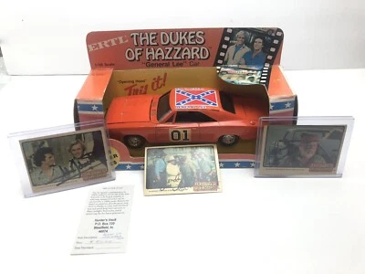 Assinado, ERTL The Dukes Of Hazzard "General Lee" carro 1:25 1981, + 3 cartões assinados - Imagem 1 de 4