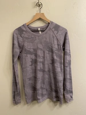 Camisa atlética de manga larga camuflada Momentum ciruela y gris talla mediana Athleta para mujer Foto 1 de 4