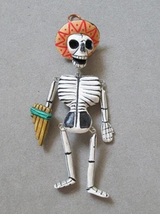 Adorno esqueleto de arcilla articulado hecho a mano del día de los muertos ~ 3,5 pulgadas sombrero amarillo - Imagen 1 de 2