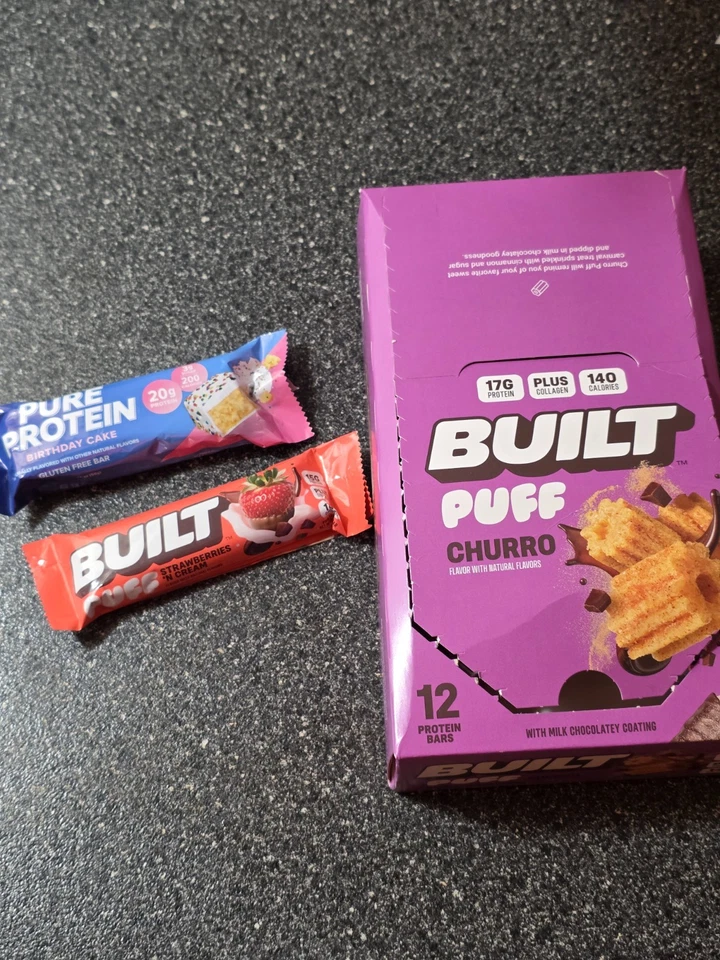 Lote de barras de proteína - Churro y fresas de puff construidas, pastel de cumpleaños de proteína pura Foto 1 de 1