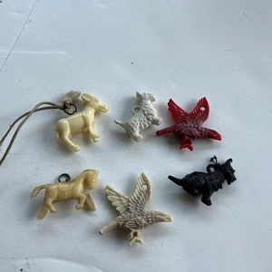 6 CIONDOLI ANIMALI VINTAGE GIOCATTOLO MINIATURE CANE CAVALLO ASINO AQUILE - Foto 1 di 1