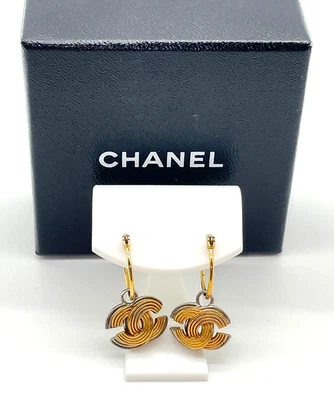 Auténticos Pendientes CHANEL Coco Mark Swing Doble Dije Aro 00A 4.64g con B SK110047 Foto 1 de 4