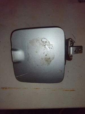 Volvo 240 Wagon 1975-1993 tanque de combustible gasolina puerta de llenado OEM plateado 1315484  Foto 1 de 3