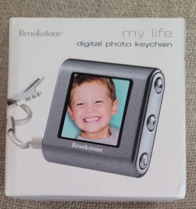New Brookstone Digital Photo Keychain-1.5" Screen - Picture 1 of 3