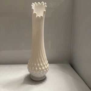 Jarrón Fenton de vidrio de leche blanco Hobnail 12 dedos oscilante - Imagen 1 de 6