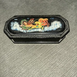 VintageBlack lacquered Painted Russian Trinket/Jewelry Box Long Diaganal Signed - Foto 1 di 5