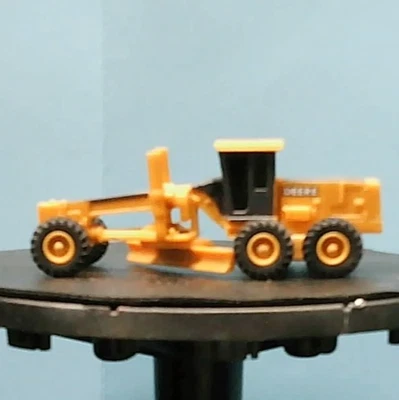ERTL - JOHN DEERE - TRACTOR ROAD GRADER EARTH MOVER - YELLOW - 1:64 - #35257 - Image 1 of 3