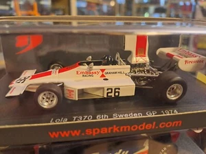 LOLA T370 6TH SWEDEN GP 1974 EMBASSY GRAHAM HILL 1/43 SPARK S4352 - Foto 1 di 1