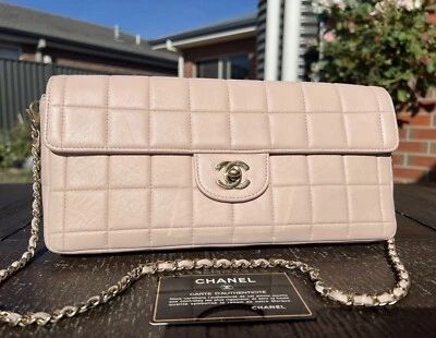 Auténtico bolso de cuero con barra de chocolate CHANEL East West Foto 1 de 4