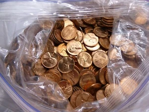 1960-P LARGE DATE LINCOLN PENNY BAG OF 650 PLUS PENNIES UNC TO BU CONDITION - Picture 1 of 3