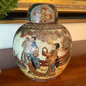 Tarro de jengibre Satsuma de colección figuras japonesas pintadas a mano detalles florales verde dorado - Imagen 1 de 20