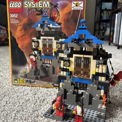 LEGO замок: ниндзя огненная крепость (3052) б/у с коробкой - 99% полный - Изображение 1 из 4