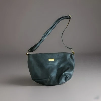 Cartera BCBG de cuero sintético negra con correa ajustable Foto 1 de 4