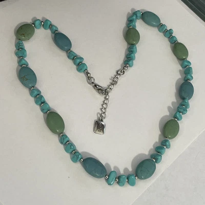 "Collar CHAPS turquesa natural y cuentas de howlita teñida 18""" Foto 1 de 4