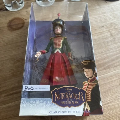 Barbie Signature Cascanueces y los Cuatro Reinos Clara's Soldier Uniforme Muñeca  Foto 1 de 2