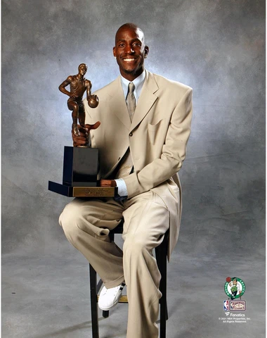 Kevin Garnett Minn Timberwolves UnSigned Portrait w/2004 MVP Trophy Photo Cover