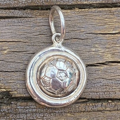 Dije de fútbol poético encerado del tiempo pasado Foto 1 de 4