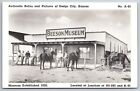 Dodge City Kansas ~ Muzeum Beesona ~ Ludzie i konie na zewnątrz ~ Pocztówka B&W z lat 50.