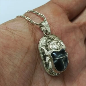 Colgante Escarabajo Egipcio en Plata 925 - Hecho a Mano con Gema Negra - Imagen 1 de 8