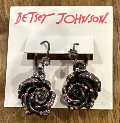 Pendientes colgantes Betsey Johnson Black Night Rose Bud con cristales rosas ($35) Foto 1 de 3