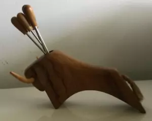 Oliv-Art Wooden Bull with 6 Appetizer cocktail Skewers Fork Picks Spain Olive - Picture 1 of 10